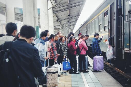 【多地要求低风险地区返乡也需核检，多地暴雪返乡旅客被困高速】