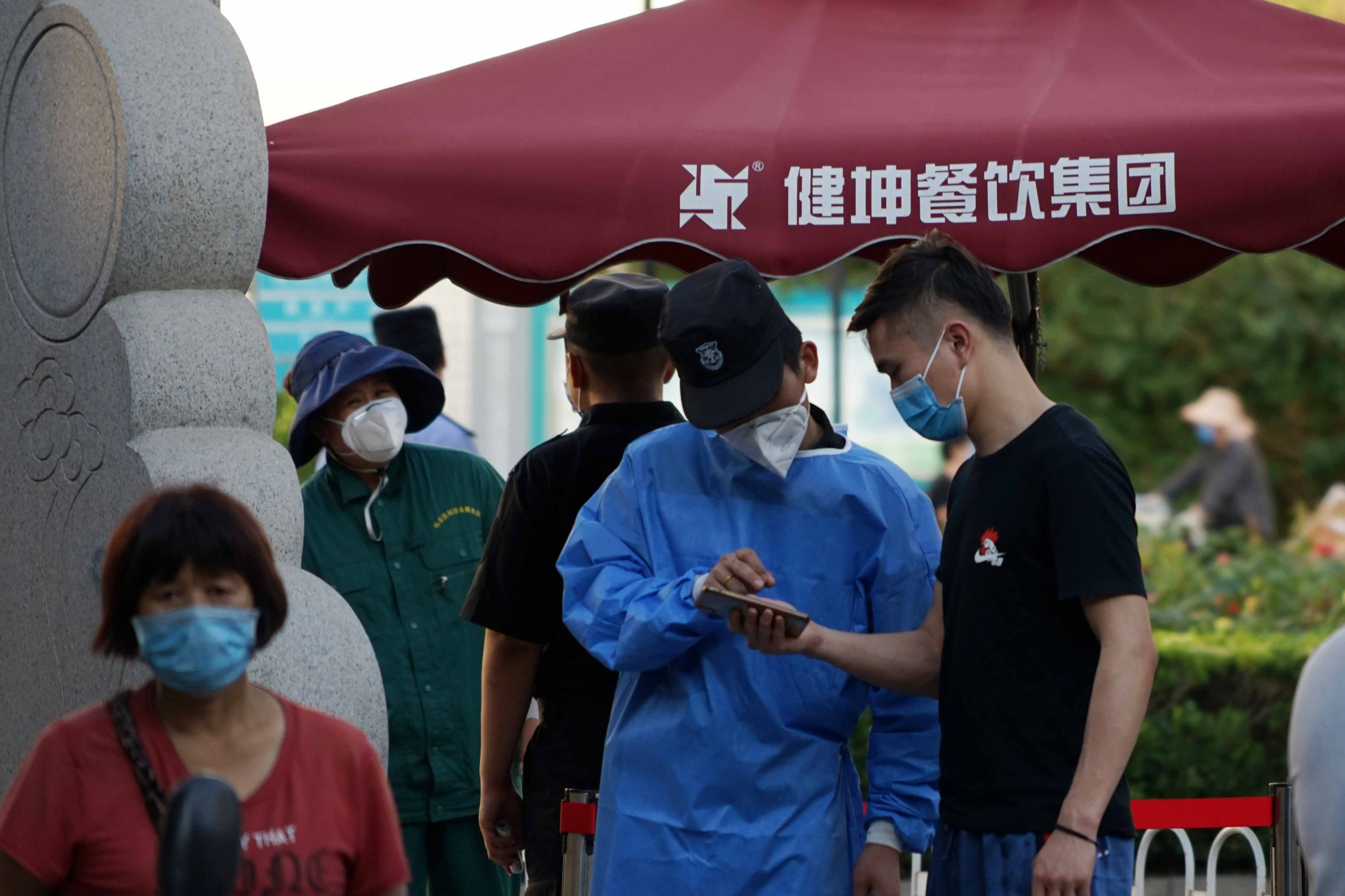 北京各类公共场所不再查验核酸(近距离直击北京核酸检测员)